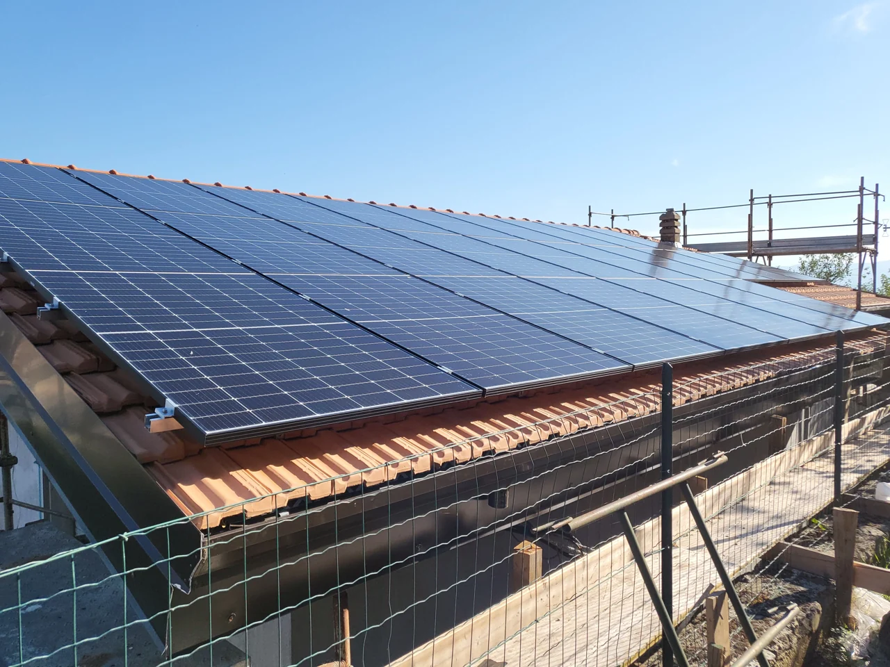 Ponteggio perimetrale attorno a una copertura con pannelli fotovoltaici